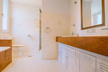 https://cdn.resales-online.com/public/iri9q5dl17/properties/24774d77572311f0ac7202a3ded47a2d/w1200/13-5fd73dea700db77384c091ca9818b1a9.jpg?v=1751451978