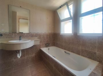 https://cdn.resales-online.com/public/a9figrji1h/properties/857b3ed5568e11f0ac7202a3ded47a2d/w1200/10-bb915d1cb19341576dcdc994b81ab9c5.jpg?v=1751386758