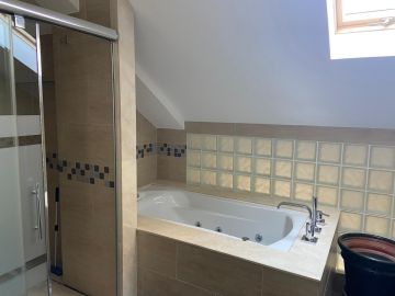 https://cdn.resales-online.com/public/55vm6kt4q3/properties/89f8b34d58cb11f086ca02a3ded47a2d/w1200/10-bb915d1cb19341576dcdc994b81ab9c5.jpg?v=1751635812