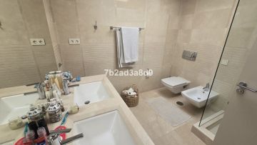 https://cdn.resales-online.com/public/7b2ad3a8d9/properties/82e79833528c11f0ad0102e0405b089b/w1200/21-2c707e7c511429b4f8ec4ee5f221ddb6.jpg?v=1750963746