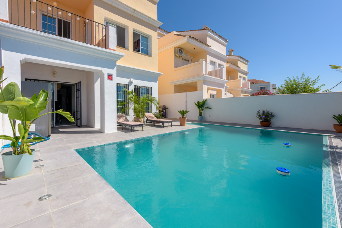 https://cdn.resales-online.com/public/s9sdgdg916/properties/4afb2b7b5bb111f086ca02a3ded47a2d/w1200/1-7980e48d732b6fc85c14b43b94d2aa54.jpg?v=1751951347