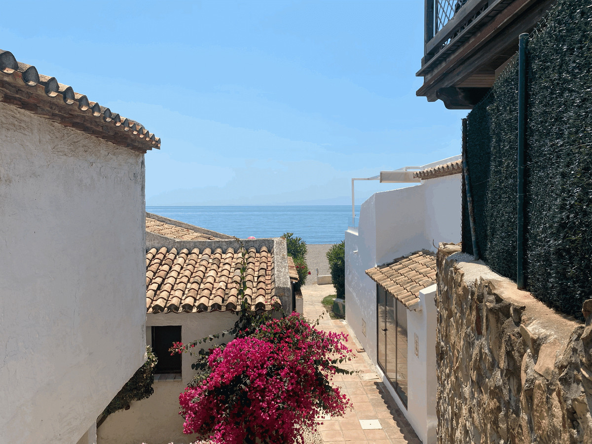 https://cdn.resales-online.com/public/ywcr93z9ju/properties/8326985b4d9311f0ad0102e0405b089b/w1200/1-7980e48d732b6fc85c14b43b94d2aa54.jpg?v=1751349657