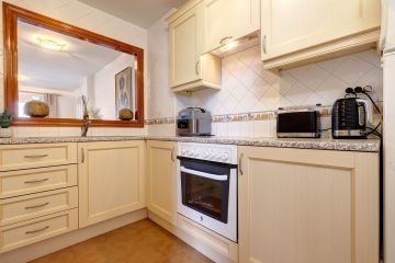 https://cdn.resales-online.com/public/iv2hh3s2mb/properties/5381b0525cdc11f086ca02a3ded47a2d/w1200/13-5fd73dea700db77384c091ca9818b1a9.jpg?v=1752082173
