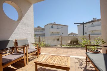 https://cdn.resales-online.com/public/126rkpuc5l/properties/1e9622175c8b11f086ca02a3ded47a2d/w1200/3-e898b2bb2a2fdfd06d2c39894dce8316.jpg?v=1752044902