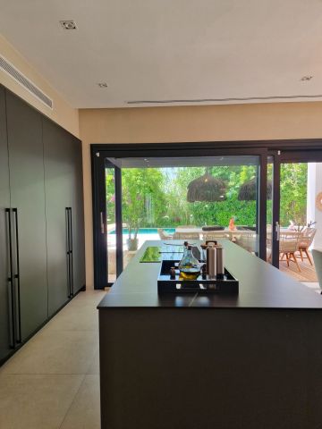 https://cdn.resales-online.com/public/rlscagkj51/properties/50ed2ef75e4511f086ca02a3ded47a2d/w1200/7-aa4cc561180b369757c0bb4af9886cd3.jpg?v=1752235024