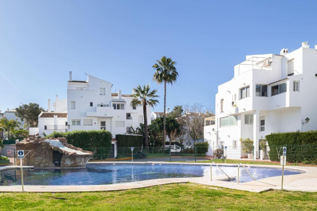 https://cdn.resales-online.com/public/6pcoehzhpl/properties/3bfee924518f11f0ad0102e0405b089b/w1200/1-7980e48d732b6fc85c14b43b94d2aa54.jpg?v=1750864319