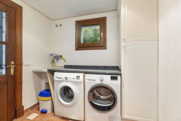 https://cdn.resales-online.com/public/vpt9lj2e2v/properties/924448f162e111f086ca02a3ded47a2d/w1200/35-53608d01401493ba18e3704836160563.jpg?v=1752741741
