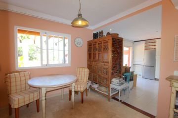 https://cdn.resales-online.com/public/z3bjx7yo8m/properties/ce3d58c063d711f086ca02a3ded47a2d/w1200/21-2c707e7c511429b4f8ec4ee5f221ddb6.jpg?v=1752850787
