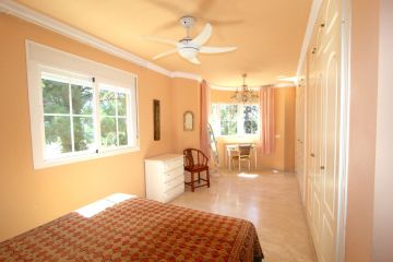 https://cdn.resales-online.com/public/z3bjx7yo8m/properties/ce3d58c063d711f086ca02a3ded47a2d/w1200/26-c684a62c9f160a1f90904dd925da0645.jpg?v=1752850787