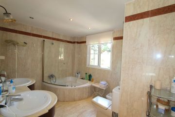 https://cdn.resales-online.com/public/z3bjx7yo8m/properties/ce3d58c063d711f086ca02a3ded47a2d/w1200/28-ef19a2c59920e2e087cd278a51b6dbf8.jpg?v=1752850787