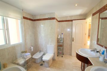 https://cdn.resales-online.com/public/z3bjx7yo8m/properties/ce3d58c063d711f086ca02a3ded47a2d/w1200/29-7c2f312881aea9bbe9ddaeb9640e2c9a.jpg?v=1752850787