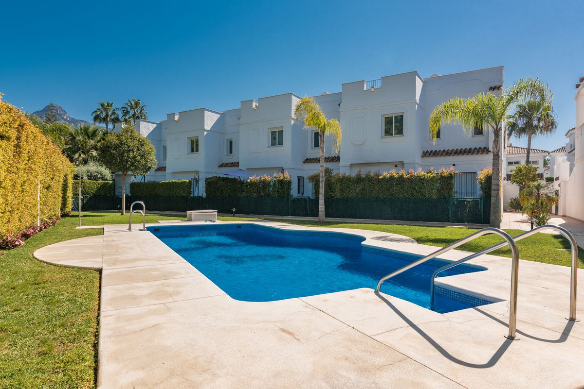 https://cdn.resales-online.com/public/uef44a61k2/properties/f7feefa062f611f086ca02a3ded47a2d/w1200/1-7980e48d732b6fc85c14b43b94d2aa54.jpg?v=1753103641