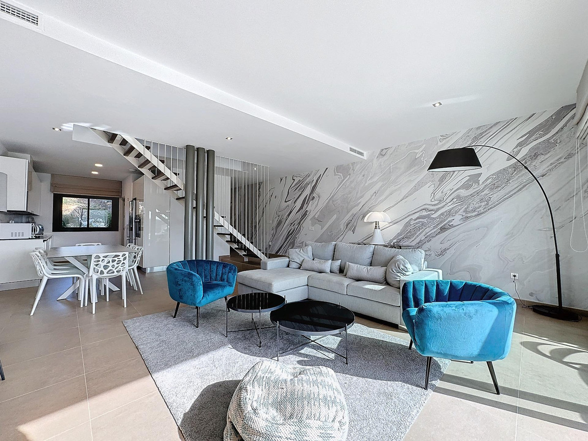 https://cdn.resales-online.com/public/8jlnhz05tgiwgjt1/properties/d0fbcf4107ae11f08cfb02e0405b089b/w1200/1-7980e48d732b6fc85c14b43b94d2aa54.jpg?v=1746437973