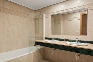 https://cdn.resales-online.com/public/ptqy2bqrx5/properties/335ff66b040d11f08cfb02e0405b089b/w1200/19-d0ed7da2012a09046d307c195d98e7d6.jpg?v=1742315373