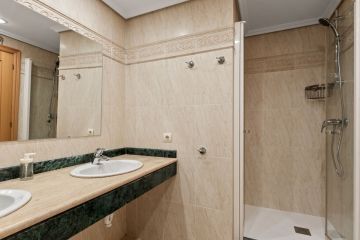 https://cdn.resales-online.com/public/ptqy2bqrx5/properties/335ff66b040d11f08cfb02e0405b089b/w1200/20-d1f7658cbe4ba6cd8666fec30fba80ad.jpg?v=1742315373
