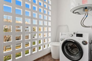 https://cdn.resales-online.com/public/ptqy2bqrx5/properties/335ff66b040d11f08cfb02e0405b089b/w1200/7-aa4cc561180b369757c0bb4af9886cd3.jpg?v=1742315373