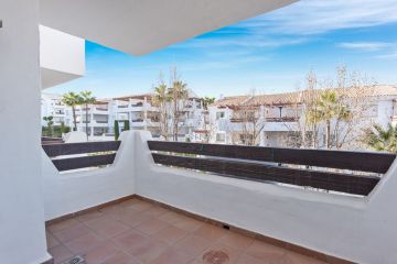 https://cdn.resales-online.com/public/ptqy2bqrx5/properties/335ff66b040d11f08cfb02e0405b089b/w1200/8-e64a9055bba3e77ac8aca3b893cdf826.jpg?v=1742315373