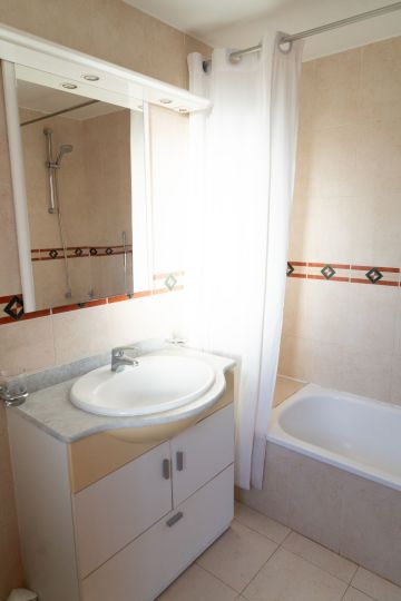 https://cdn.resales-online.com/public/ywcr9c0hju0agnj5/properties/7d96e1de670e11f086ca02a3ded47a2d/w1200/25-45e7a00e8ada30030040e20a35fbccfd.jpg?v=1753201251