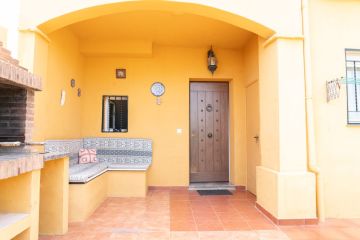 https://cdn.resales-online.com/public/ywcr9c0hju0agnj5/properties/7d96e1de670e11f086ca02a3ded47a2d/w1200/8-e64a9055bba3e77ac8aca3b893cdf826.jpg?v=1753201251