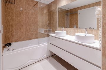 https://cdn.resales-online.com/public/vs9n5zw5gq/properties/d5cf5118686a11f086ca02a3ded47a2d/w1200/13-5fd73dea700db77384c091ca9818b1a9.jpg?v=1753461816