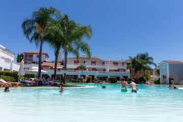 https://cdn.resales-online.com/public/vs9n5zw5gq/properties/d5cf5118686a11f086ca02a3ded47a2d/w1200/3-e898b2bb2a2fdfd06d2c39894dce8316.jpg?v=1753461816