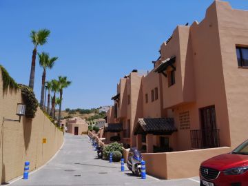 https://cdn.resales-online.com/public/qqh9r7fpcoehzrpl/properties/91a5c5a56bb511f086ca02a3ded47a2d/w1200/16-ec67b526875bf0124b6ce4328a754439.jpg?v=1753781691