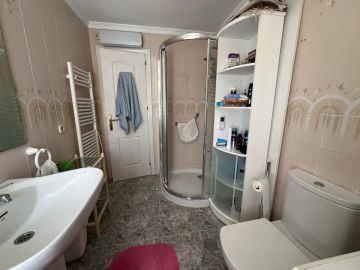 https://cdn.resales-online.com/public/l5qiehb852/properties/605a97046bae11f086ca02a3ded47a2d/w1200/16-ec67b526875bf0124b6ce4328a754439.jpg?v=1753713149