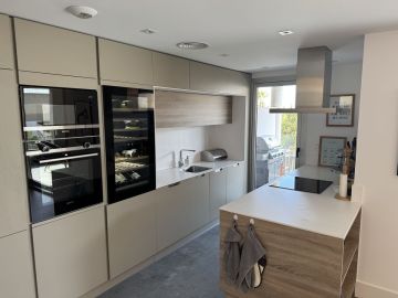 https://cdn.resales-online.com/public/ljzevzw57hvw4a7r/properties/c75a07d760c111f086ca02a3ded47a2d/w1200/6-241328e1bcc9c0d8ce1222beb6c967a8.jpg?v=1752509177