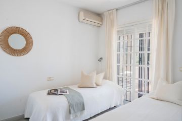 https://cdn.resales-online.com/public/ffy5dwawcp/properties/408893a66dcb11f086ca02a3ded47a2d/w1200/13-5fd73dea700db77384c091ca9818b1a9.jpg?v=1753941617
