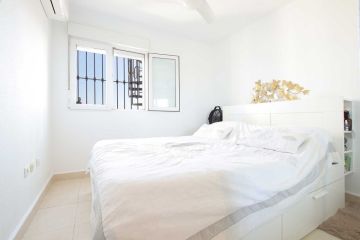 https://cdn.resales-online.com/public/feh838s22c/properties/44b78241711d11f086ca02a3ded47a2d/w1200/12-53013098fcab6c38b1379cd33298e050.jpg?v=1754307772