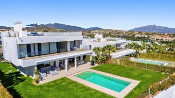 https://cdn.resales-online.com/public/su2jrcdvgq/properties/3fb0bf2b73b211f086ca02a3ded47a2d/w1200/2-5bd7b9d04b45e33852eaf0ec6670150d.jpg?v=1754590585