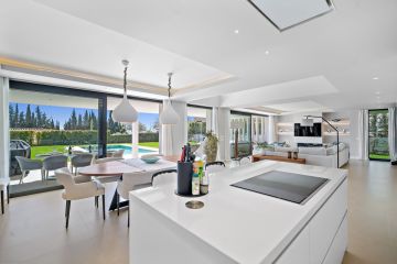 https://cdn.resales-online.com/public/su2jrcdvgq/properties/3fb0bf2b73b211f086ca02a3ded47a2d/w1200/37-1d70d218e897435ff17cdff8e99bb5bf.jpg?v=1754590585