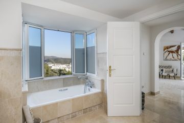 https://cdn.resales-online.com/public/b3evhsn1uj/properties/37321c30799711f086ca02a3ded47a2d/w1200/54-cba5c6f0c186831e5b449ecd59074d41.jpg?v=1755238681