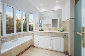 https://cdn.resales-online.com/public/b3evhsn1uj/properties/37321c30799711f086ca02a3ded47a2d/w1200/60-728265b20bf114daa9caeca46e53b319.jpg?v=1755238681