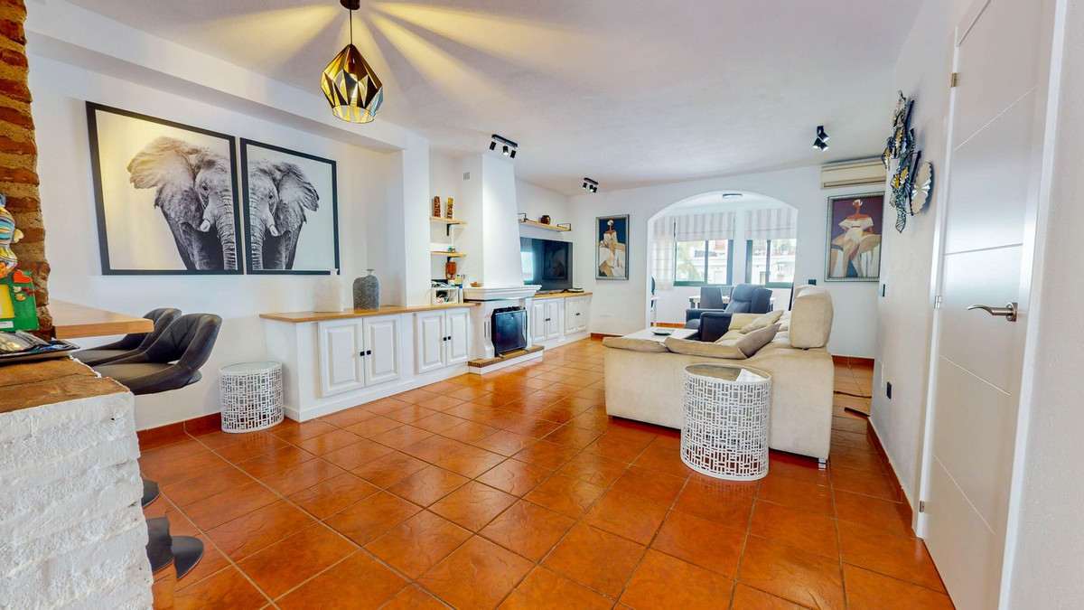 https://cdn.resales-online.com/public/ji01jy8h5g/properties/d8437fdae15811eebeb70217bc231ef4/w1200/1-7980e48d732b6fc85c14b43b94d2aa54.jpg?v=1710508091