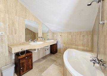 https://cdn.resales-online.com/public/66nt3mzl2e/properties/571f8e747b9c11f086ca02a3ded47a2d/w1200/51-1a006e3d9335f058903eb94f281586d2.jpg?v=1755461395