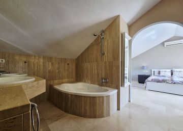 https://cdn.resales-online.com/public/66nt3mzl2e/properties/571f8e747b9c11f086ca02a3ded47a2d/w1200/52-aa08978ddec66a09ad5932aa90b5d90c.jpg?v=1755461395