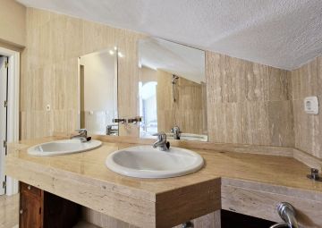 https://cdn.resales-online.com/public/66nt3mzl2e/properties/571f8e747b9c11f086ca02a3ded47a2d/w1200/56-2d0a216f8e134b5871b2b0b286c835ab.jpg?v=1755461395