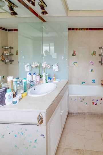 https://cdn.resales-online.com/public/vs9n5zw5gq/properties/159a21c781a911f086ca02a3ded47a2d/w1200/10-bb915d1cb19341576dcdc994b81ab9c5.jpg?v=1756288104