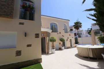 https://cdn.resales-online.com/public/vj79r8sgv9/properties/fb307b1b03a111eeb6600217bc231ef4/w1200/14-d70dc3102c00d7be0e872dfe1c1f86d7.jpg?v=1685974073