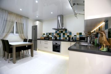 https://cdn.resales-online.com/public/vj79r8sgv9/properties/fb307b1b03a111eeb6600217bc231ef4/w1200/18-cc72f169493c096e712837ff5d8b6e41.jpg?v=1685974073