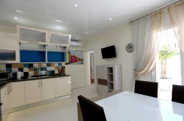 https://cdn.resales-online.com/public/vj79r8sgv9/properties/fb307b1b03a111eeb6600217bc231ef4/w1200/20-d1f7658cbe4ba6cd8666fec30fba80ad.jpg?v=1685974073