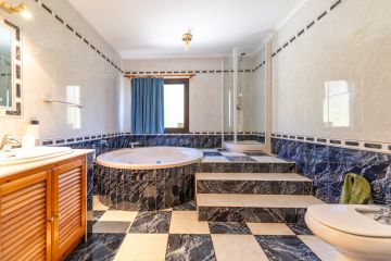 https://cdn.resales-online.com/public/k9ao9bki7f/properties/12366a32bd0d11ef84cf0217bc231ef4/w1200/20-d1f7658cbe4ba6cd8666fec30fba80ad.jpg?v=1738050948