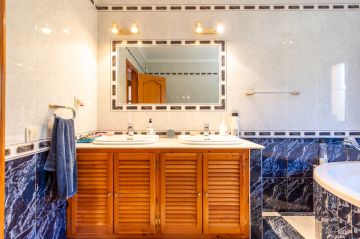 https://cdn.resales-online.com/public/k9ao9bki7f/properties/12366a32bd0d11ef84cf0217bc231ef4/w1200/21-2c707e7c511429b4f8ec4ee5f221ddb6.jpg?v=1738050948