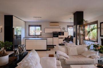 https://cdn.resales-online.com/public/sb5m6pabs6/properties/dca3b5b084ad11f086ca02a3ded47a2d/w1200/6-241328e1bcc9c0d8ce1222beb6c967a8.jpg?v=1756471174