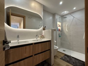 https://cdn.resales-online.com/public/bu3xaye4ae/properties/df25dae680ec11f086ca02a3ded47a2d/w1200/13-5fd73dea700db77384c091ca9818b1a9.jpg?v=1756047994