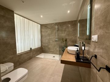 https://cdn.resales-online.com/public/q2571hsmbz2fz3bi/properties/a153d7fa88af11f086ca02a3ded47a2d/w1200/16-ec67b526875bf0124b6ce4328a754439.jpg?v=1756901264
