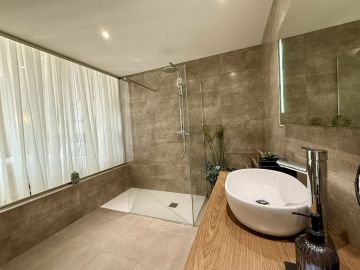 https://cdn.resales-online.com/public/q2571hsmbz2fz3bi/properties/a153d7fa88af11f086ca02a3ded47a2d/w1200/18-cc72f169493c096e712837ff5d8b6e41.jpg?v=1756901264
