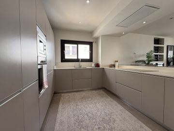 https://cdn.resales-online.com/public/q2571hsmbz2fz3bi/properties/a153d7fa88af11f086ca02a3ded47a2d/w1200/4-c23c0f86247804fa50226aecd8b0b2c8.jpg?v=1756901264