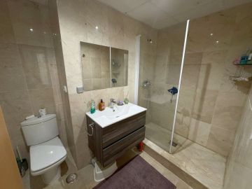 https://cdn.resales-online.com/public/vj79r8sgv9/properties/b628c37a88ae11f086ca02a3ded47a2d/w1200/10-bb915d1cb19341576dcdc994b81ab9c5.jpg?v=1756899553